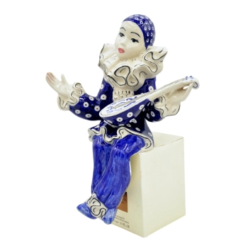 Duży Pierrot siedzący z mandoliną