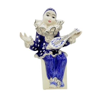 Duży Pierrot siedzący z mandoliną